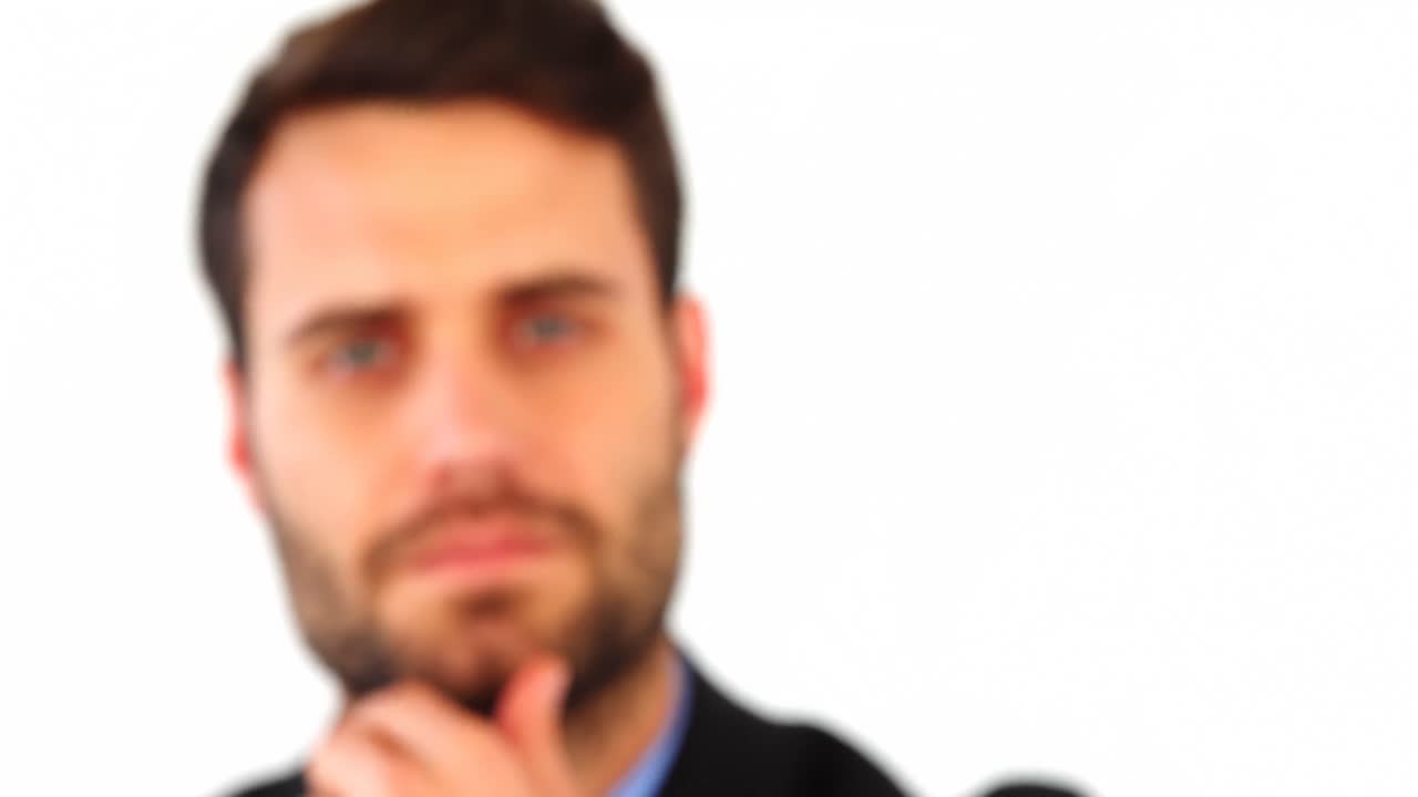 hombre de negocios usando pantalla digital