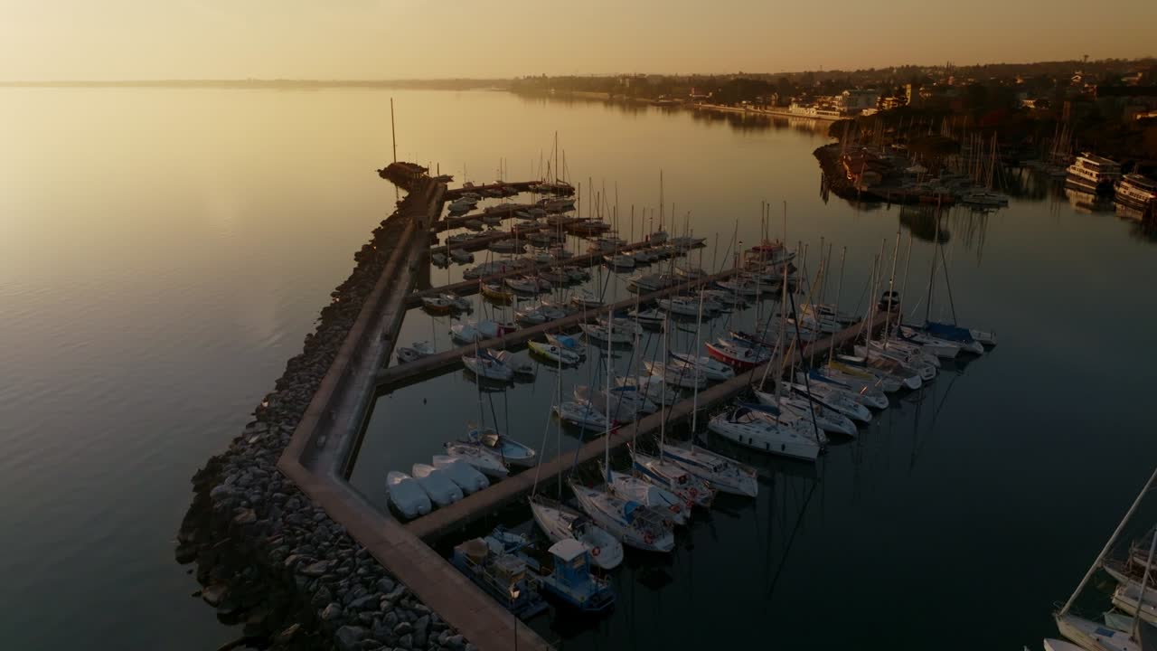 imágenes aéreas en el lago garda en desenzano del garda