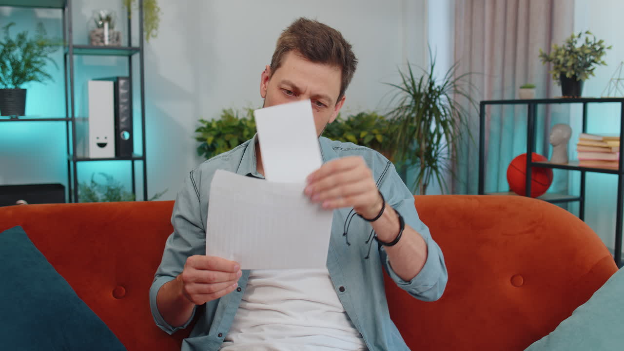 el tipo abre el sobre, lee la carta, se siente feliz, crece en la carrera, avanza en la promoción, el préstamo bancario es aprobado.