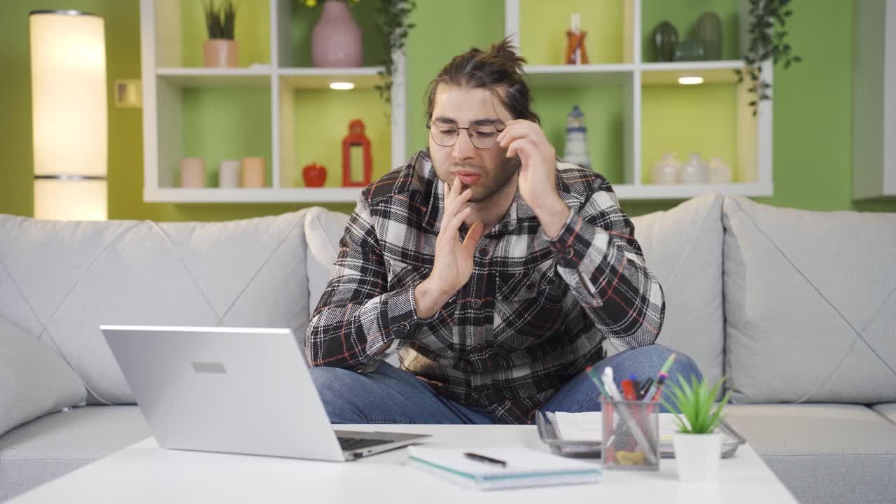 un joven trabajador frustrado de una oficina en casa.