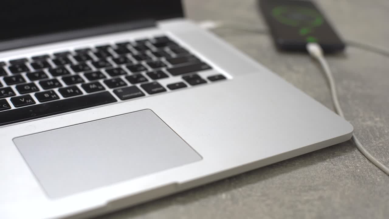 손으로 usb 하드 드라이브를 노트북에 연결하는 현대 개인 컴퓨터 기술