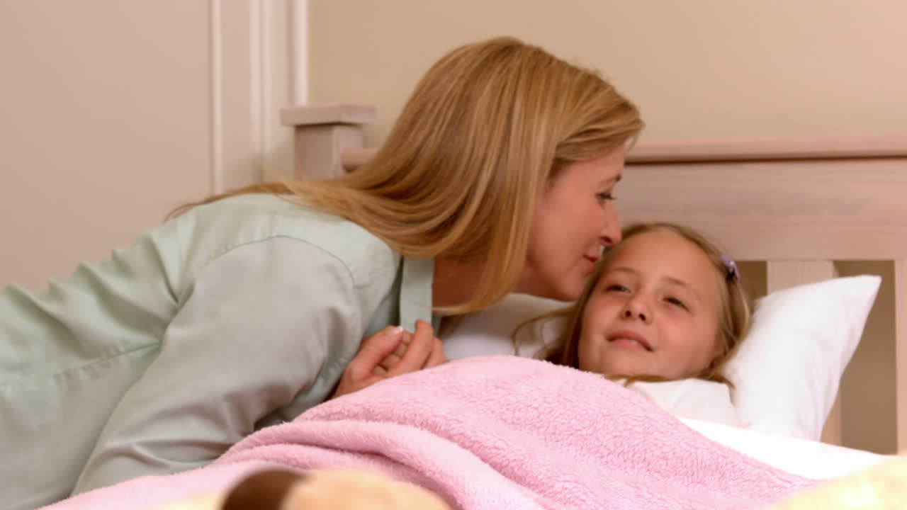 어머니가 딸에게 키스하는 모습