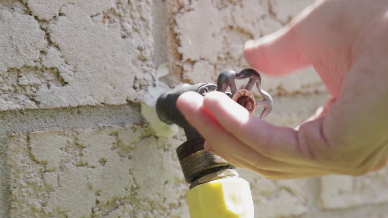 abrir el grifo hacia el lado izquierdo abriendo el flujo de agua - primer plano