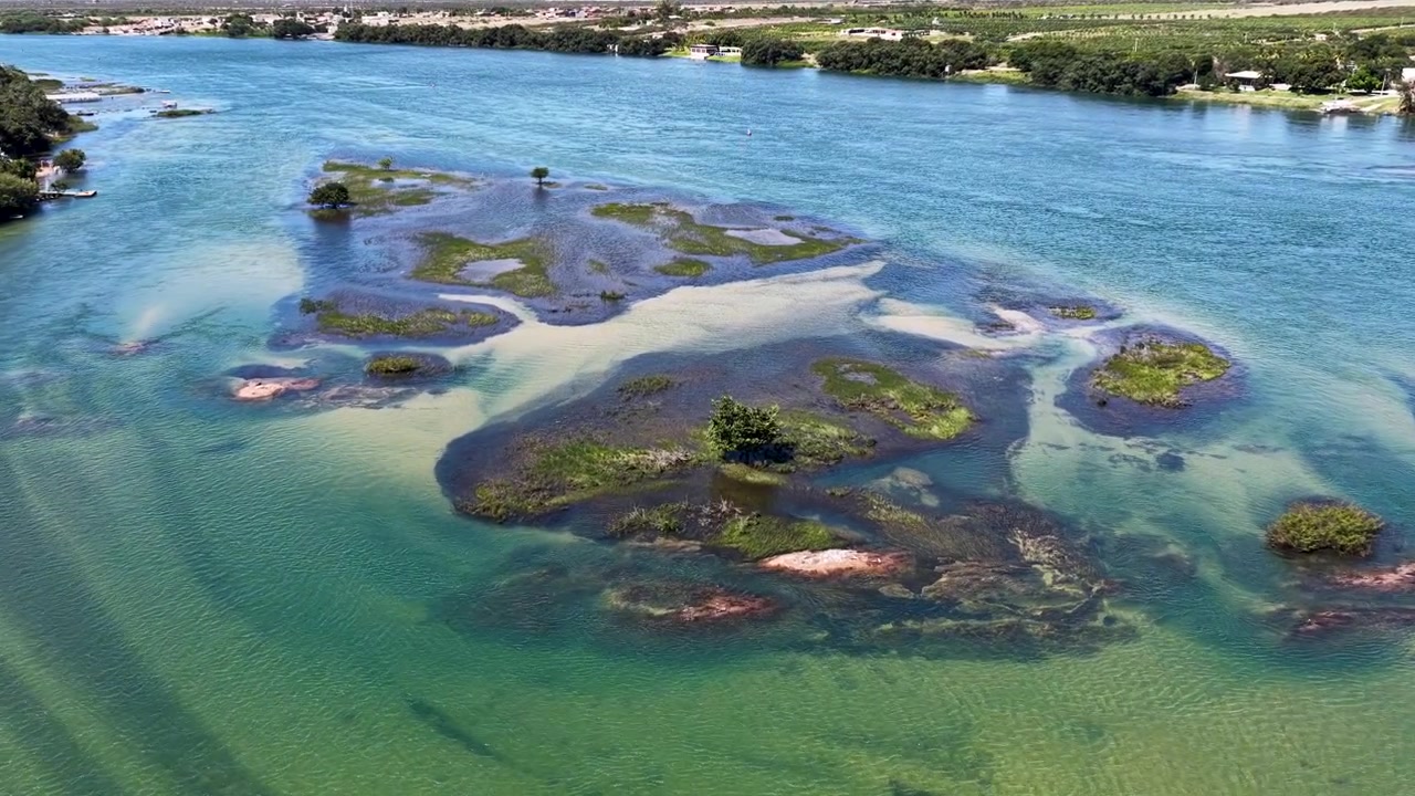 Rio São Francisco em Juazeiro, Bahia, Brasil. O maior rio do Nordeste. Ilhas Massangano e Rodeadouro. Natureza, floresta, árvores. Rio São Francisco em Juazeiro, Bahia. Campos agrícolas ribeirinhos.