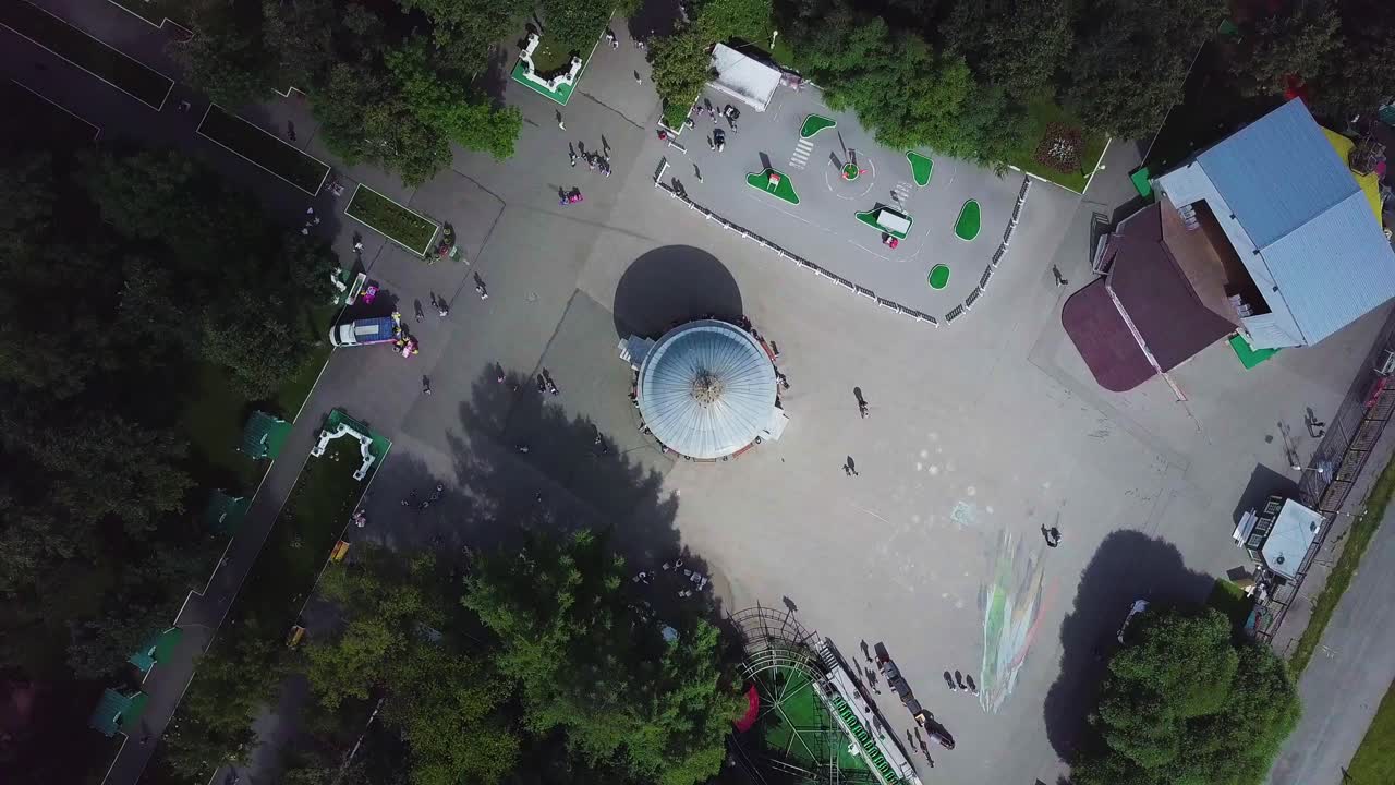 воздушный вид городского парка с аттракционами и развлечениями