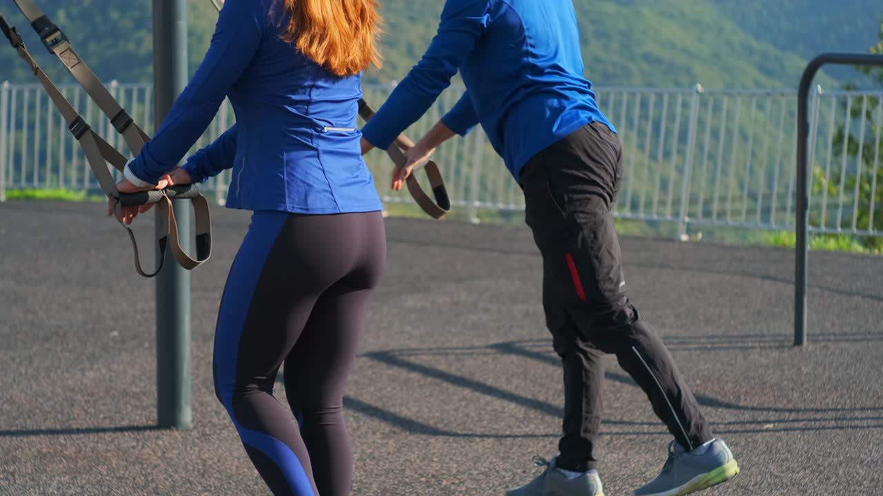 야외에서 운동을 할 때 trx 스트을 사용하십시오.