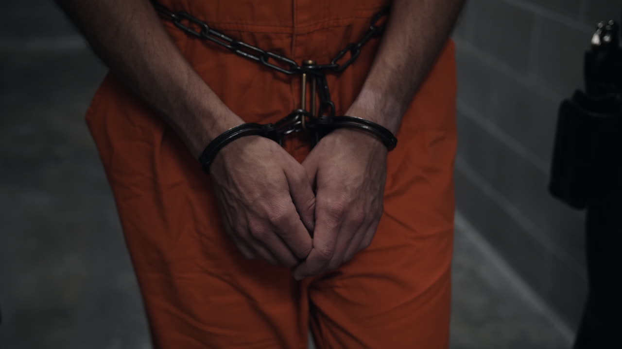 руки заключенного в наручниках, наручники в окопах, арестованный за преступление, идущий с тюремными охранниками в камеру