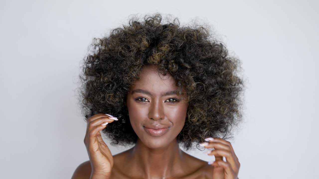 Mulher bonita com cabelos rizados e maquiagem