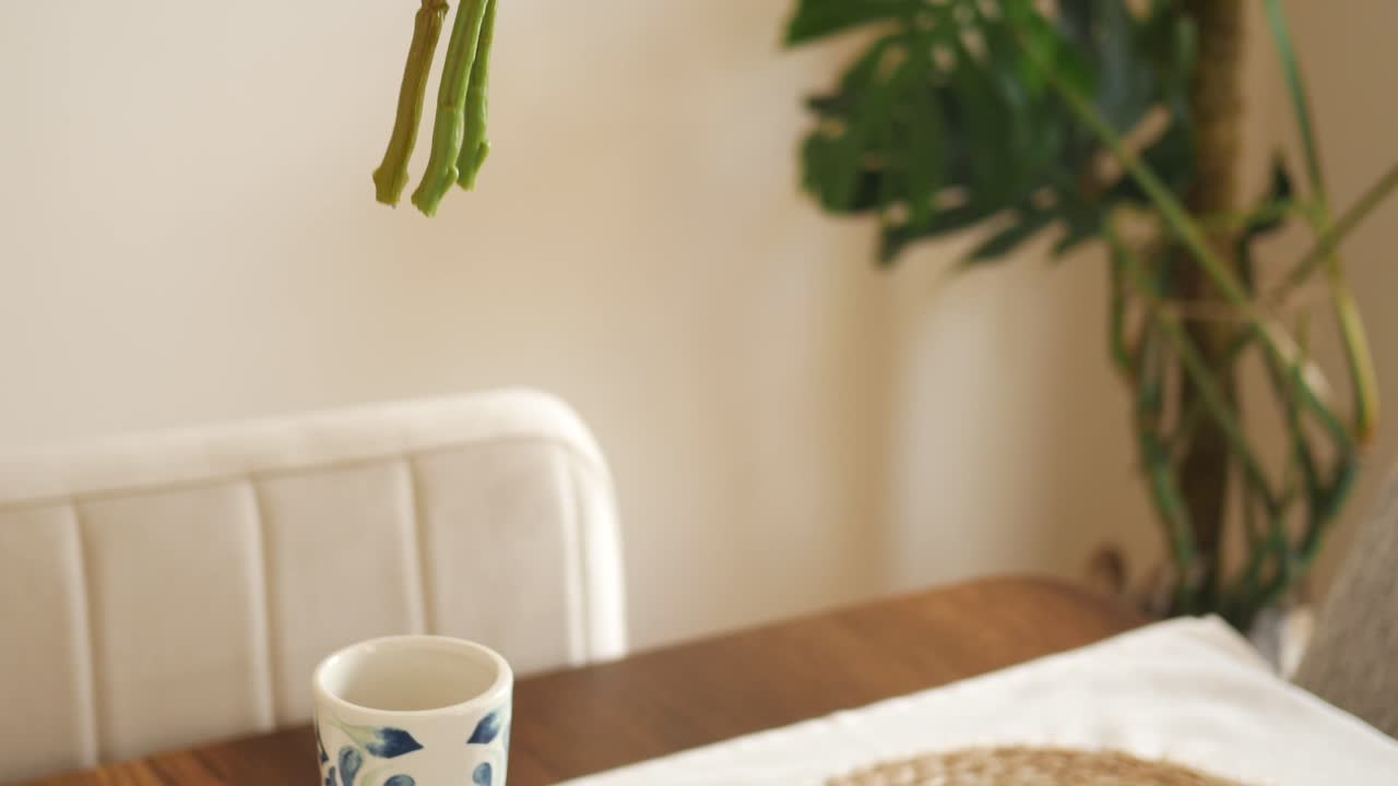 테이블 위 에 있는 꽃병 에 있는 분홍색 과 색 의 피오니 꽃줄 의 클로즈업