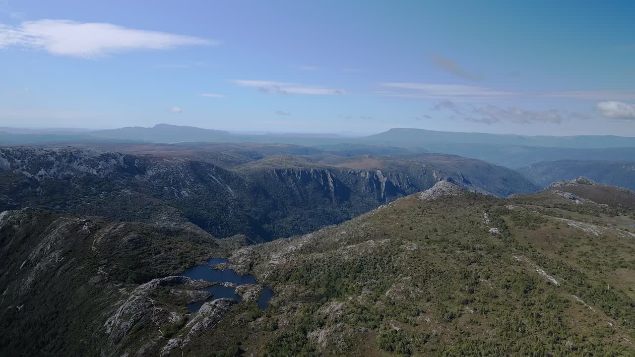 vista de aviones no tripulados de una variedad de colinas y montañas