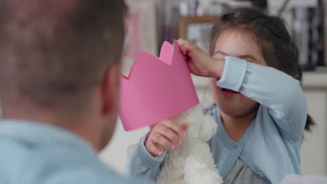 Padre-E-Hija-Jugando-Con-Ositos-De-Peluche-En-Casa-Niña-Divirtiéndose-Disfrutando-De-Un-Juego-Lúdico-Con-Papá-Imágenes-De-4k