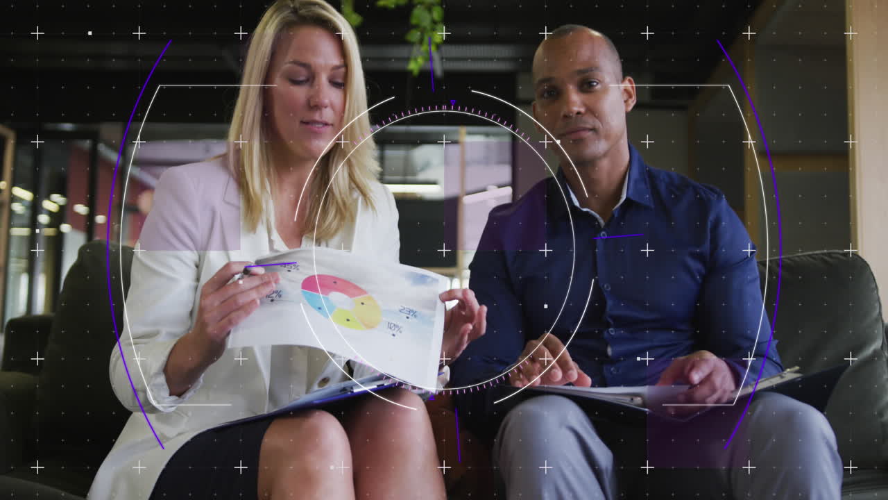 animación del procesamiento de datos sobre diversas personas de negocios