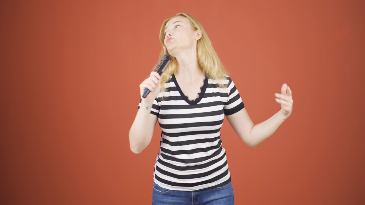 그 여자는 노래하고 있습니다.