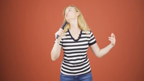 La-Mujer-Está-Cantando.