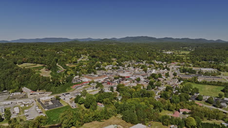 Ellijay-Georgia-Aerial-V2-Filmischer-Drohnenüberflug-über-Die-Flussstadt,-Aufnahme-Einer-Malerischen-Gemeinde-Umgeben-Von-Bergiger-Landschaft-Tagsüber-Während-Der-Sommersaison-–-Aufgenommen-Mit-Mavic-3-Cine-–-Oktober-2022