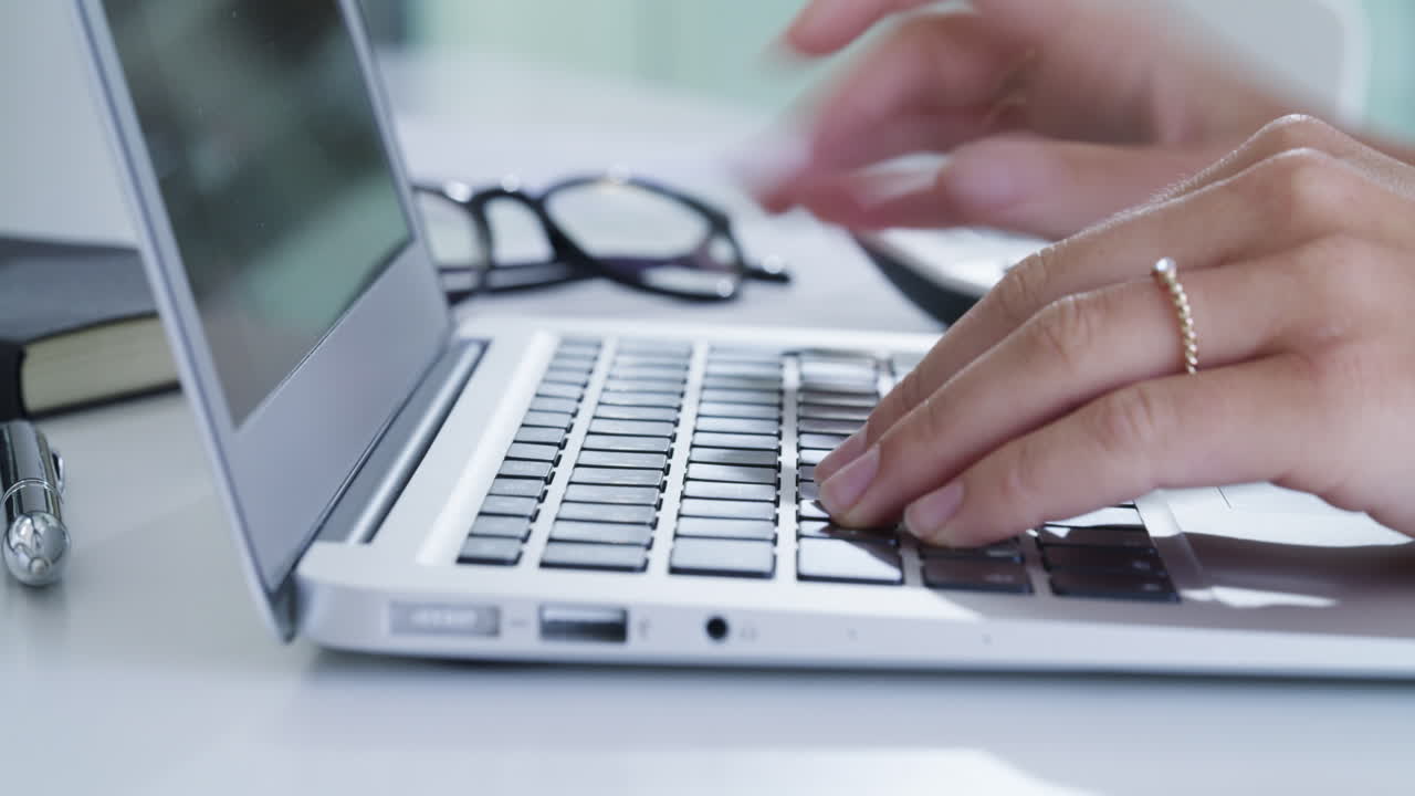 trabajando con rapidez para completar sus tareas