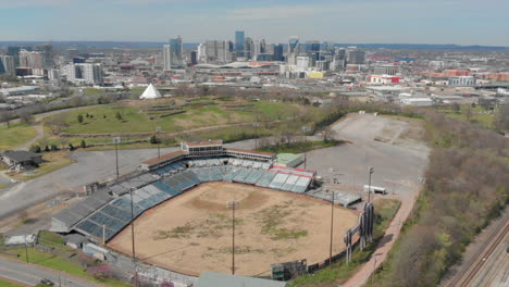 Verlassenes-Baseballfeld-In-Nashville-Mit-Skyline-Der-Stadt