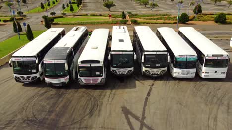 Vista-Aérea-De-Drones-De-Una-Línea-De-Autobuses-Estacionados