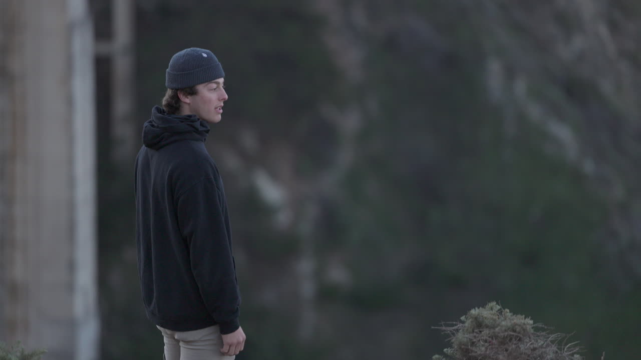 이른 아침에 빅스비 다리를 탐험하는 성인 남성