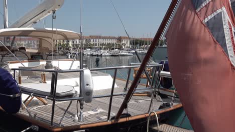 vista sobre la cubierta del yate en el puerto de san rafael