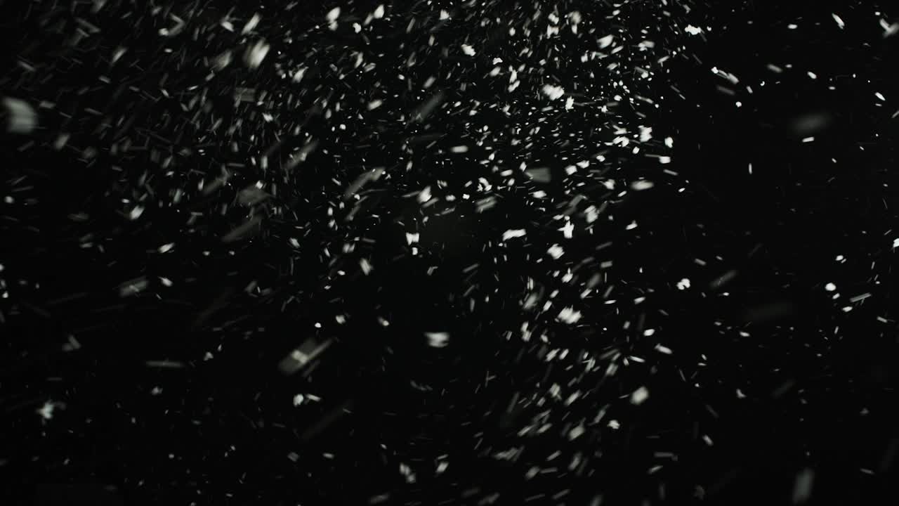 бурная погода, снегопады, большие снежинки с порывами ветра, изолированные на черном фоне. реальная вспышка линзы, которую легко использовать в режимах смешивания и наложения.