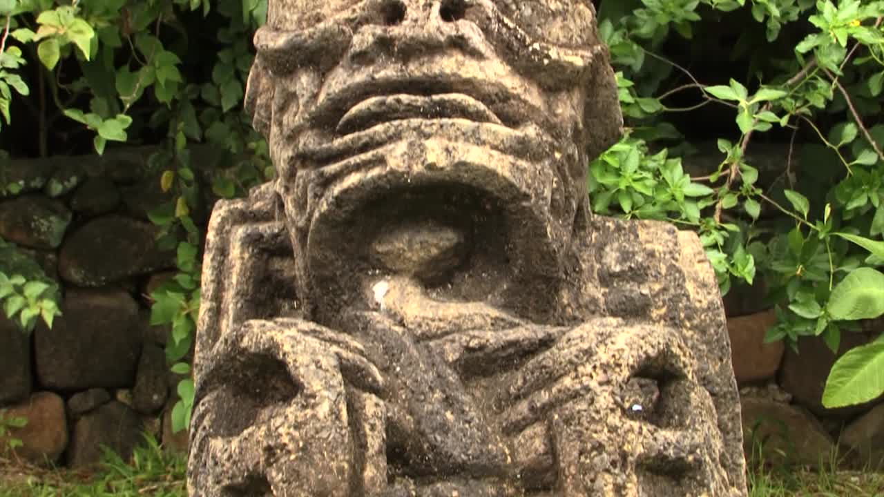 primer plano de una escultura tradicional en el pueblo tiki en moorea, polinesia francesa