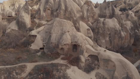dando vueltas, imágenes aéreas de drones de 4k de las formaciones en forma de cono en capadocia del centro de turquía