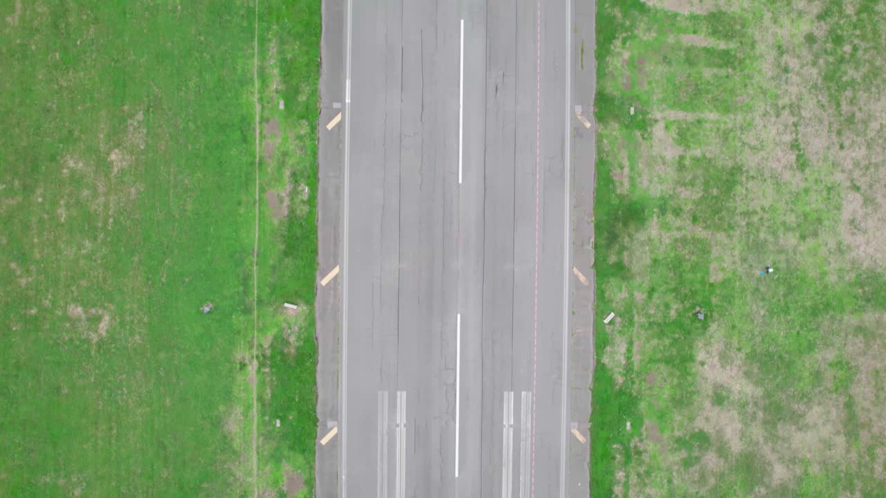 활주로 위로 날아가는 드론