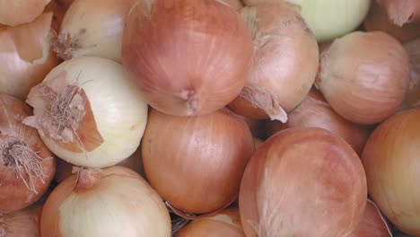 un montón de cebollas marrones