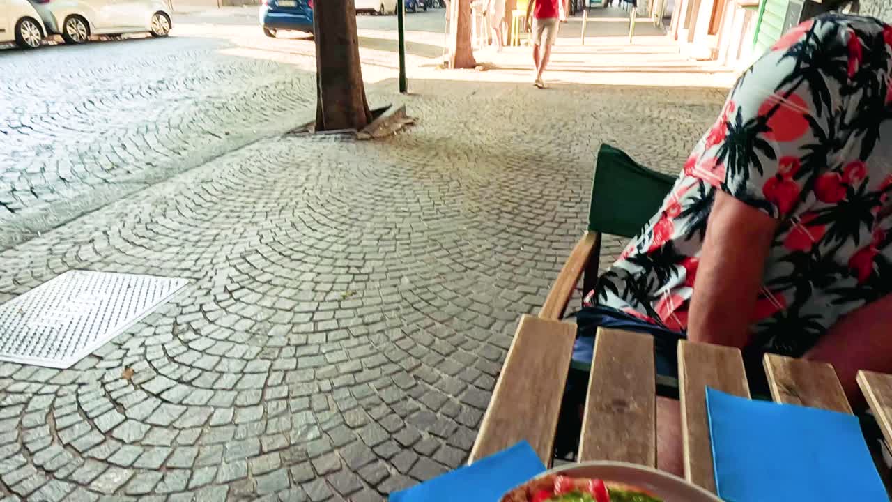 bruschetta servida en un café al aire libre en nápoles