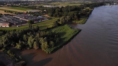 Vista-Aérea-De-La-Fábrica-Junto-Al-Viejo-Maas-En-Barendrecht