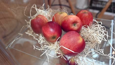 las manzanas frescas se exhiben durante la exposición gulfood en los emiratos árabes unidos