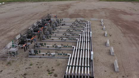 descubra el sector del petróleo y el gas en el norte de bc: una foto aérea de una estación de bombeo