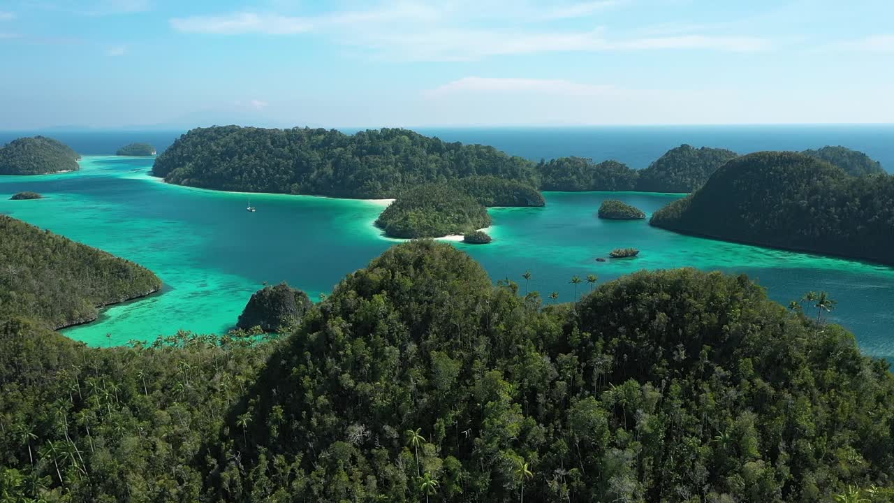 excelente toma aérea de barrido de las islas wayag, raja ampat, indonesia