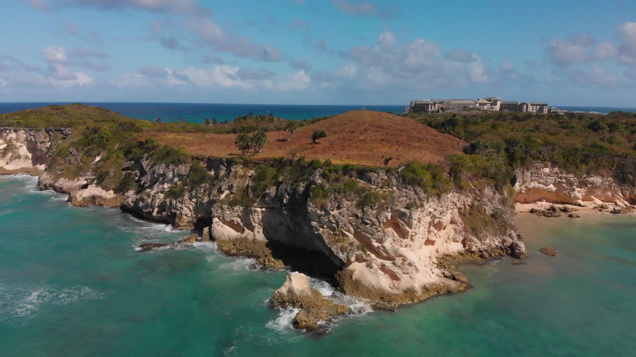 도미니카 공화국 공중에서 마카오 해변이 내려다 보이는 절벽
