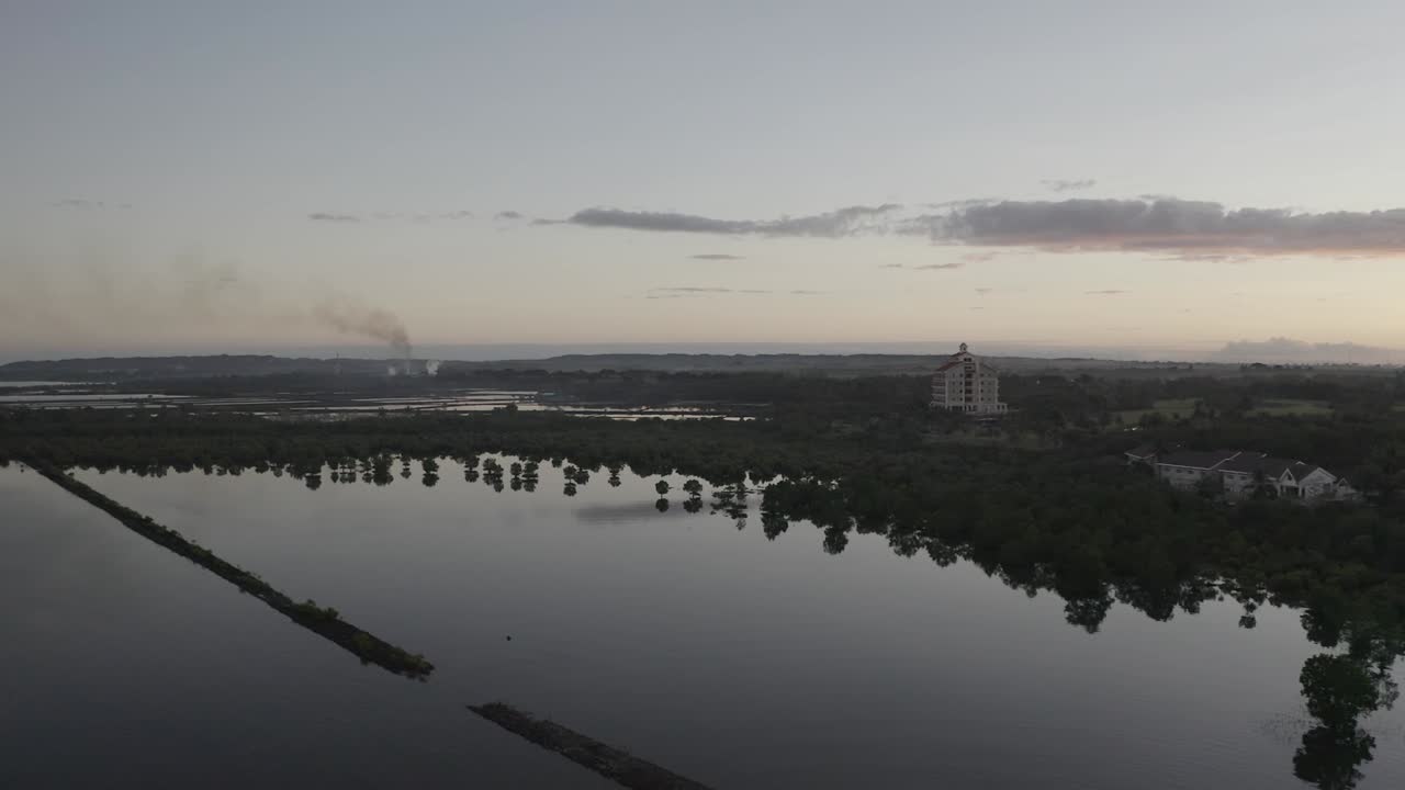 필리핀 세부 산 레미지오의 아름다운 거대한 땅 한가운데에 있는 집
