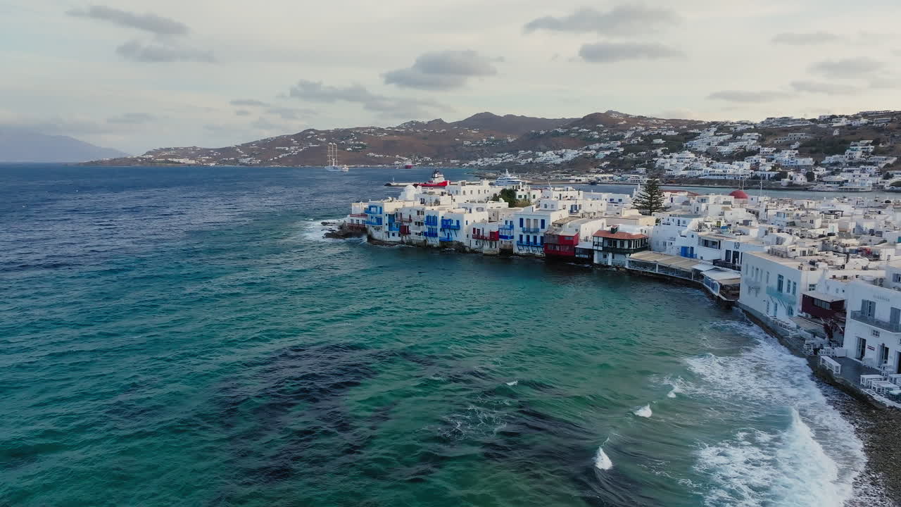 Flygvy över Lilla Venedig på ön Mykonos, Grekland, med färgglada strandhus över Egeiska havet.