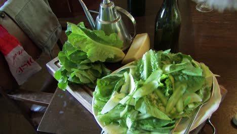 una ensalada verde lista para servir