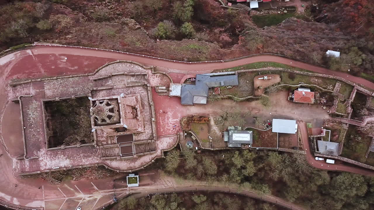 4k vuela sobre el monumento kyffhäuser, harz, alemania