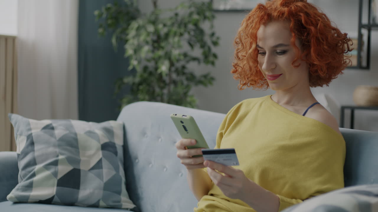 mujer comprando en línea