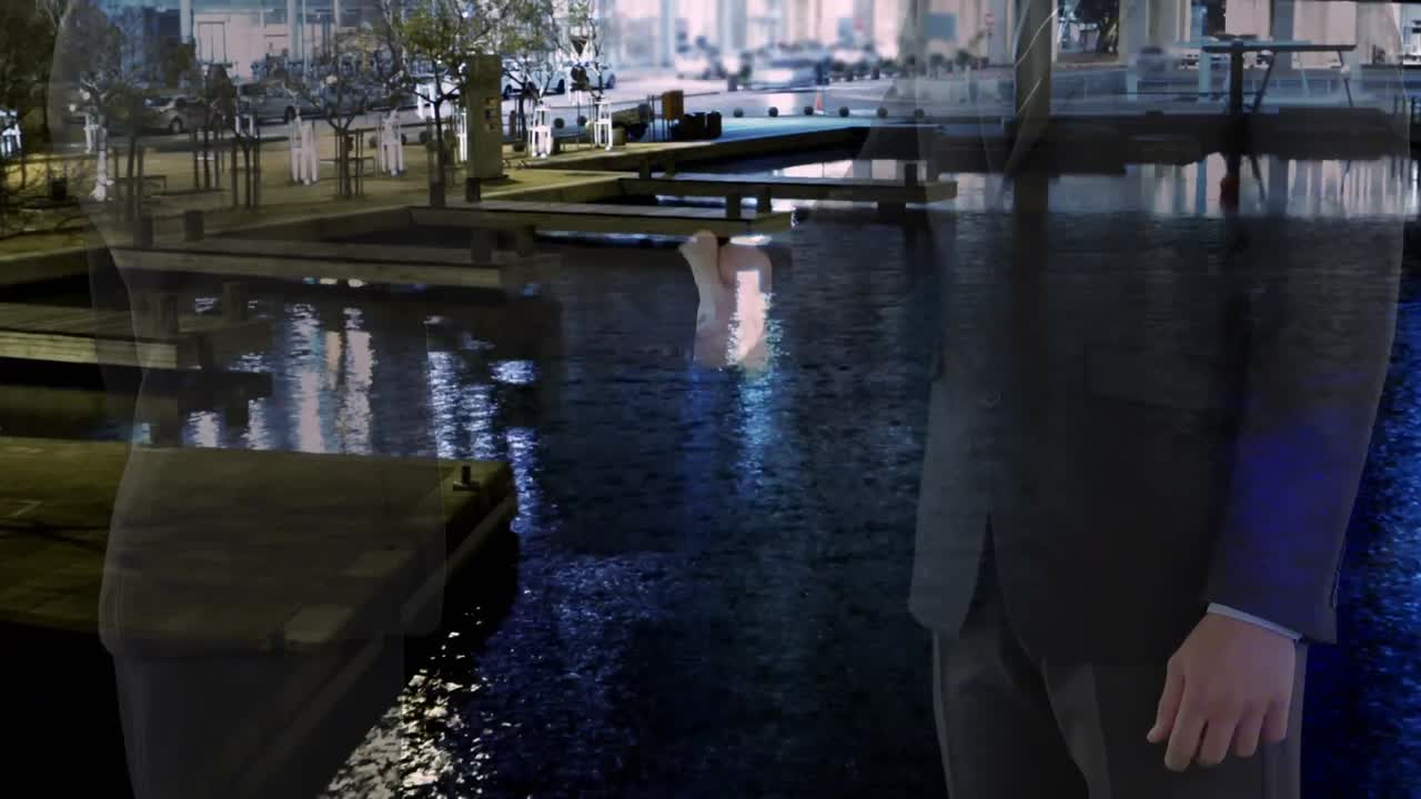 비즈니스맨과 비즈니스맨의 중간 부분이 도시 풍경에 손을 흔들고 있습니다.