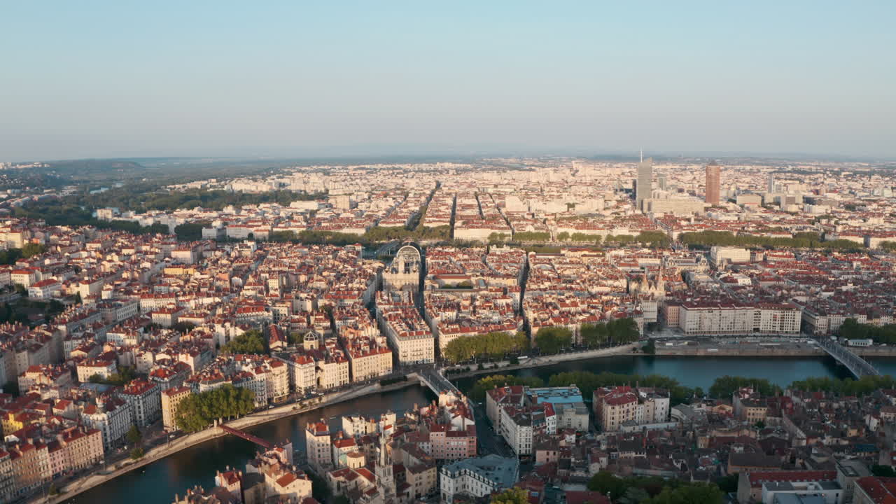 dolly forward drone disparó sobre el centro de la ciudad de lyon, francia al atardecer