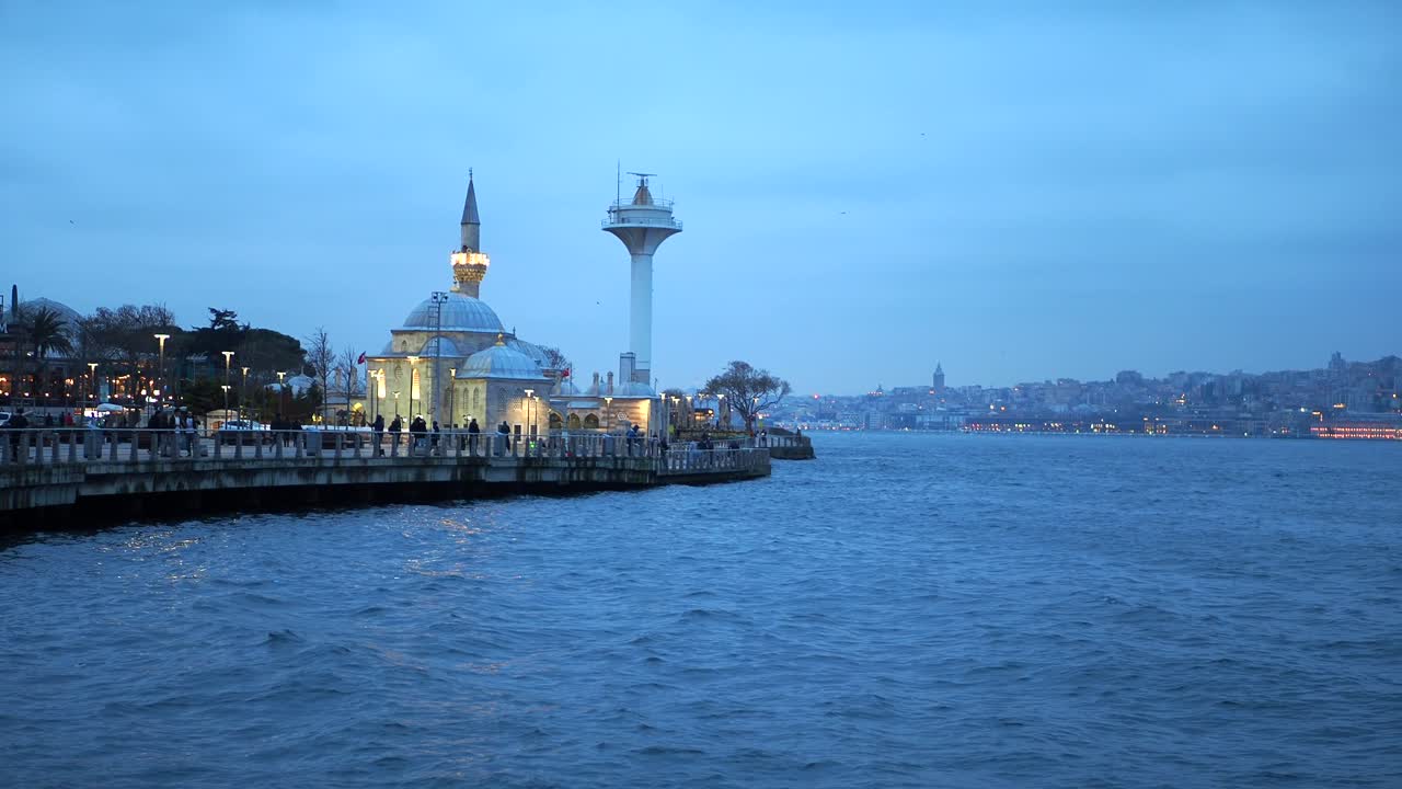 밤에는 이슬람 사원과 갈라타 타워가 있는 이스탄불 스카이라인