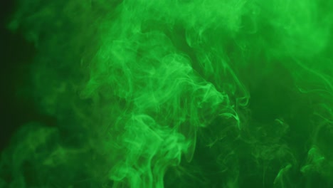 video de humo blanco con luz verde moviéndose sobre un fondo negro