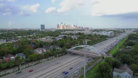 Vista-Aérea-Del-Barrio-Próspero-Cerca-De-La-Autopista-Con-El-Centro-De-Houston-Al-Fondo