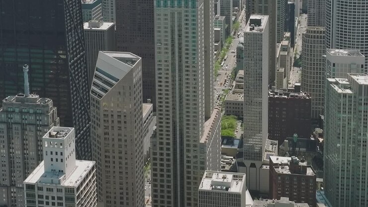 Vista aérea dos arranha-céus e espaços verdes de Chicago.