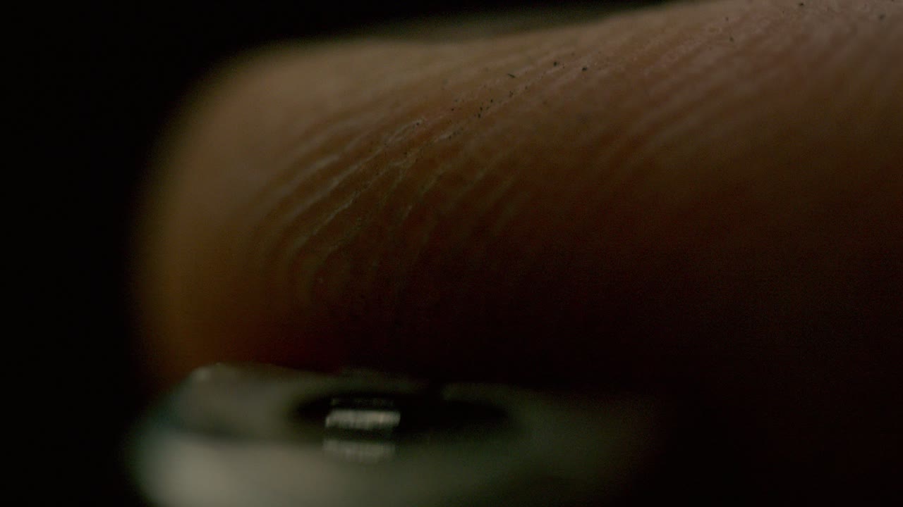 천천히 움직이는 불: 손이 부드럽게 불꽃을 일으키고, 점화하는 불꽃이 꽃으로 꽃을 피우며, 매혹적인 느린 동작을 보여줍니다.