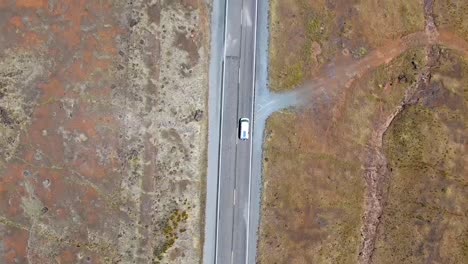 Toma-Aérea-De-Una-Carretera-Conducida-Por-Una-Camioneta-Blanca-En-El-Bosque-Nacional-De-Lassen