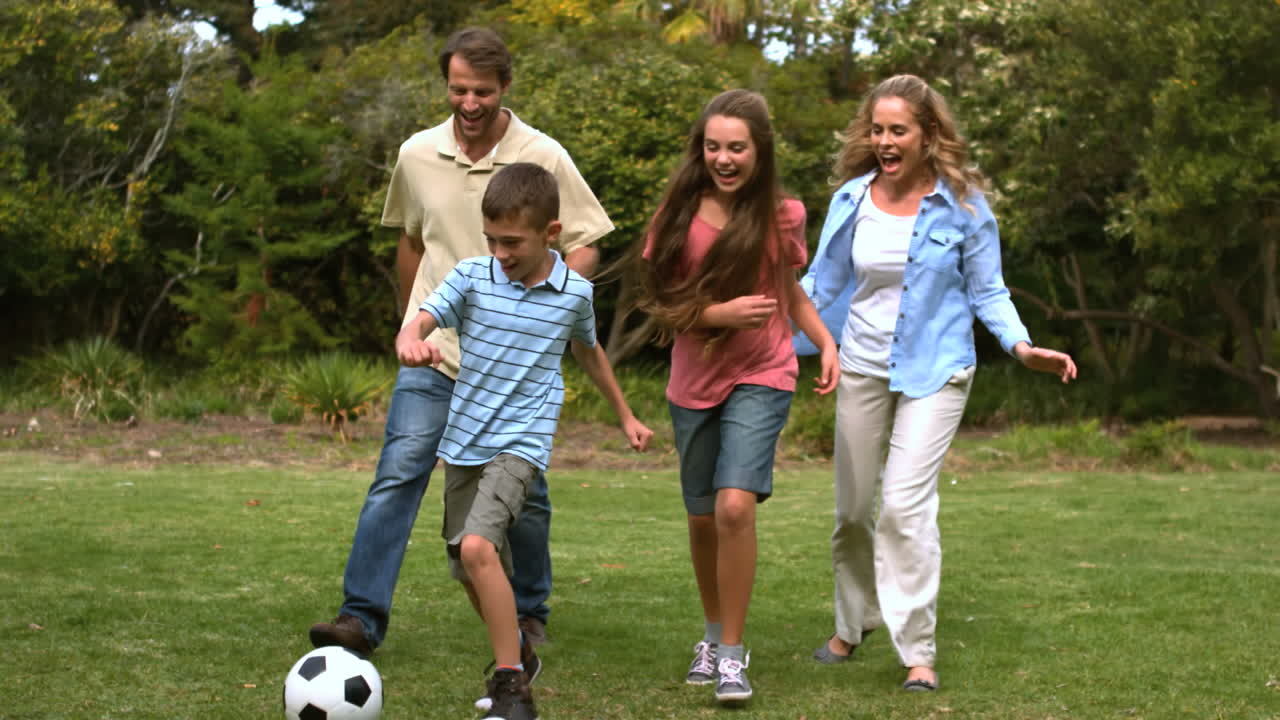 familia jugando al fútbol