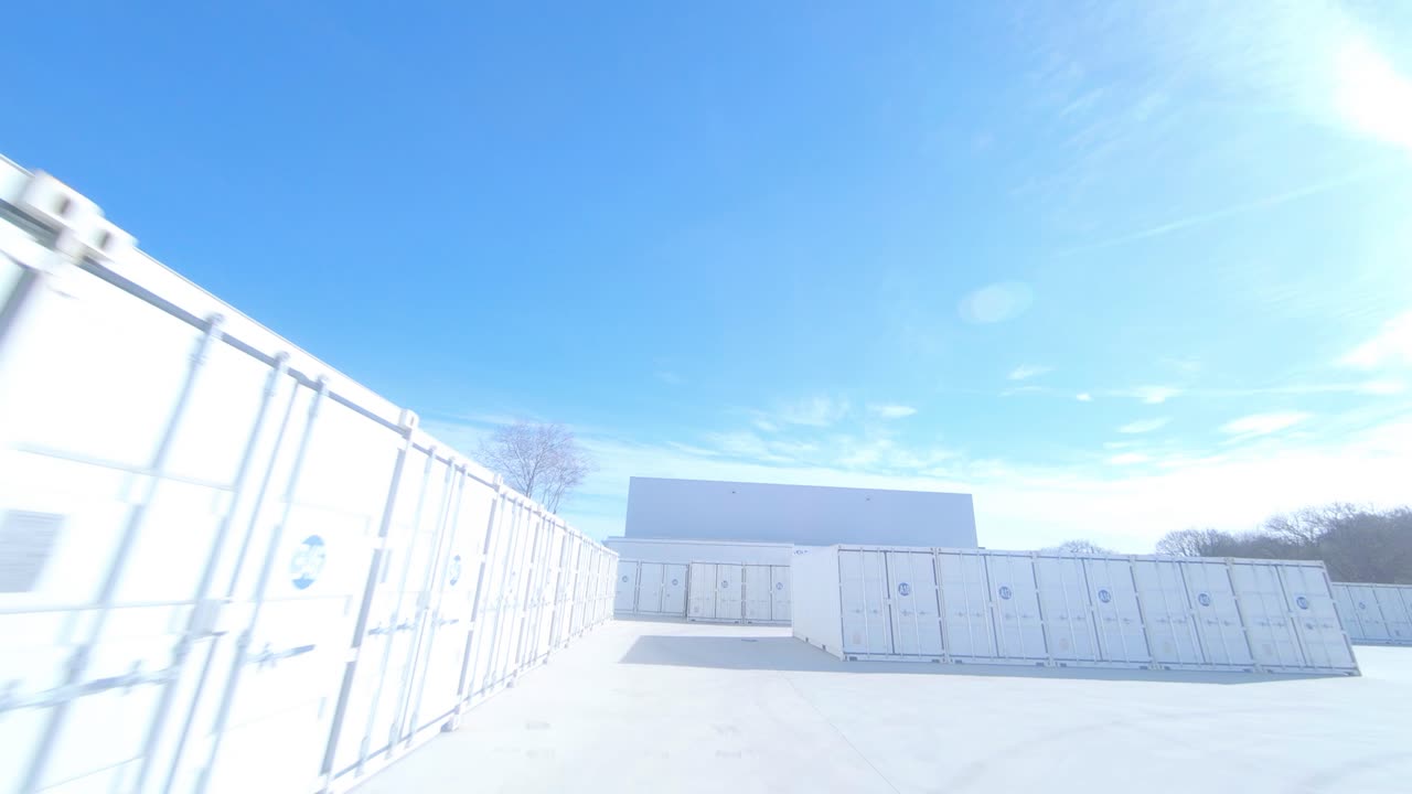 빈 선적 컨테이너 야적장 주변을 선회하는 시네마틱 fpv 드론